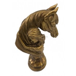 تمثال فتاة ورأس حصان نحاسي