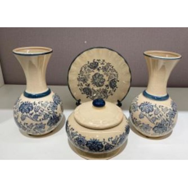 مجموعة فخارية مزخرفة - الفازة: 13x13x21 الطبق:20x20x2cm الإناء الخزفي:15x15x12cm مجموعة فخارية مزخرفة - الفازة: 13x13x21 الطبق:20x20x2cm الإناء الخزفي:15x15x12cm