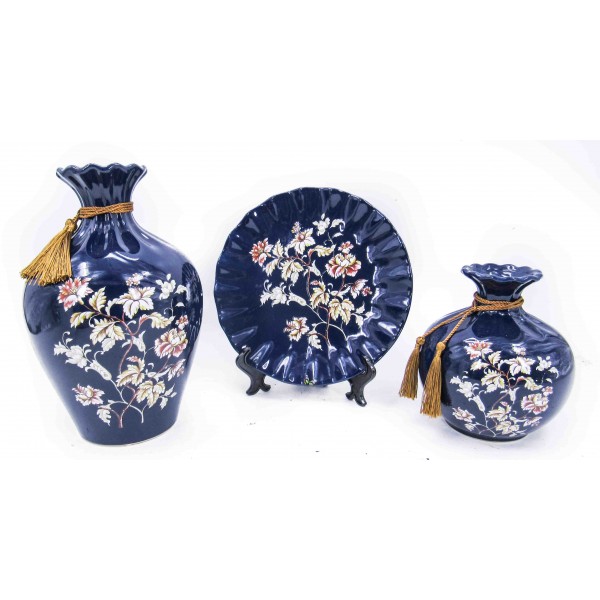الفازة الكبيرة:14*14*22.5cm , الطبق الخزفي:20*20*2cm , القارورة: 13*13*15cm الفازة الكبيرة:14*14*22.5cm , الطبق الخزفي:20*20*2cm , القارورة: 13*13*15cm